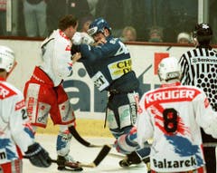 Boxkampf im Spiel zwischen Herisau und Ambri-Piotta. (Bild: Keystone)