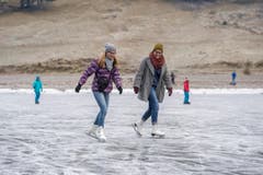 Die Ostschweiz läuft Schlittschuh auf dem Seealpsee (Bild: Urs Bucher)