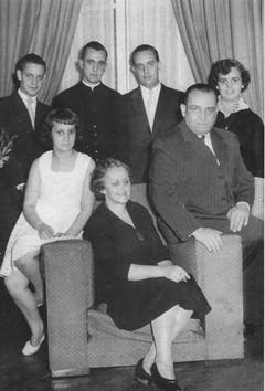 Der neue Papst Jorge Mario Bergoglio (hinten 2. von links) mit seiner Familie: Bruder Alberto Horacio, Bruder Oscar Adrian und Schwester Marta Regina (hinten von links nach rechts). Vorne sind seine Schwester Maria Elena, Mutter Regina Maria Sivori und Vater Mario Jose Bergoglio. (Bild: Keystone)
