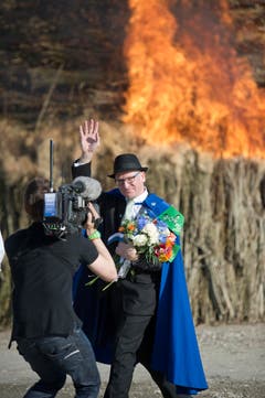 Der St.Galler Regierungspräsident Martin Gehrer winkt, nachdem er den Böögg angezündet hat. (Bild: Urs Jaudas)