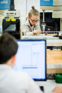 Arbon TG - Begabte Kinder nehmen am Berufsbildungszentrum Arbon an einem Förderkurs zum Thema Robotik teil. (Bild: Reto Martin)