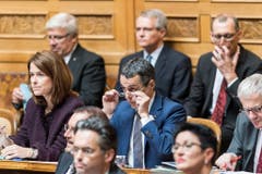 Bundesratskandidat Ignazio Cassis, FDP-TI, Mitte, reagiert neben FDP-Präsidentin Petra Gössi, FDP-SZ, links, nach der Ankündigung der Ergebnisse des ersten Wahlgangs, während der Ersatzwahl in den Bundesrat durch die Vereinigte Bundesversammlung. (Bild: Keystone)