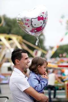 Festivalbesucher auf dem Festgelände. (Bild: Benjamin Manser)