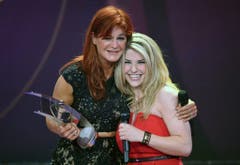 Beatrice Egli mit Andrea Berg, die eins ihrer grossen Vorbilder ist. (Bild: Keystone)