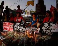 epa05227174 Filipinos lay flowers for victims of the terror attacks in Brussels at a park in Manila, Philippines, 23 March 2016. Many people have died and been injured in the terror attacks on 22 March 2016, which Islamic State (IS) has claimed responsibility for. EPA/FRANCIS R. MALASIG (Bild: FRANCIS R. MALASIG (EPA))