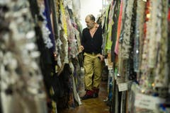 Auch die Firma Jakob Schlaepfer AG hat schon hohen Besuch empfangen. 2012 war der französische Modeschöpfer Christian Lacroix in St.Gallen. (Bild: Michel Canonica)