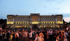 Vor dem Buckingham Palace wird gefeiert. (Bild: Keystone)