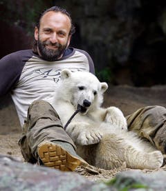 Knut und Dörflein im Mai 2007. Der Eisbär war hier gerade einmal halbjährig. (Bild: Keystone)