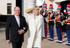 Fürst Albert und seine Ehefrau Charlene nehmen vor dem Palast Glückwünsche zur Geburt ihrer Zwillinge entgegen. (Bild: Keystone)
