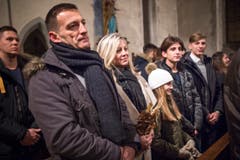 Familie Nedic lauscht gebannt den Worten des Priesters. (Bild: Ralph Ribi)