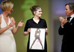 Unterstützt auch den Nachwuchs: Die Gewinnerin des Schweizer Annabelle Fashion Awards, Caroline Casanovas, durfte ein Jahr lang bei Tommy Hilfer arbeiten. (Bild: Keystone)
