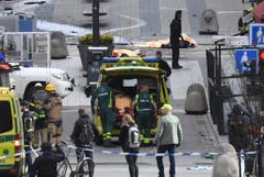 At least three killed after truck crashes into department store in central Stockholm (Bild: Keystone)
