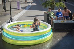 Abhängen wie die Grossen im Pool und in der Lounge, aufgenommen während des Gossauer Strassenfestes (27.8.2016). (Bild: Urs Bucher)