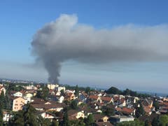 Feuer noch nicht gelöscht. Es raucht immer mehr. (Bild: Armin Mettler)