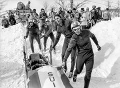 Das Team Schweiz 1 macht den Bob startklar. Jean Wicki, Edy Hubacher, Hans Leutenegger und Werner Camichel (v.l.) gewinnen Gold. (Bild: Keystone/Str)