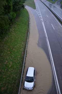 Überschwemmung in Wil: Fotografiert von der Toggenburgerstrasse aus am Sonntagabend um 20 Uhr. (Bild: Christoph Heer/Leserbild)