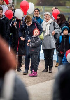 Viele Interessierte fanden den Weg zur Eröffnung der Traglufthalle ins Seebad. (Bild: Reto Martin)
