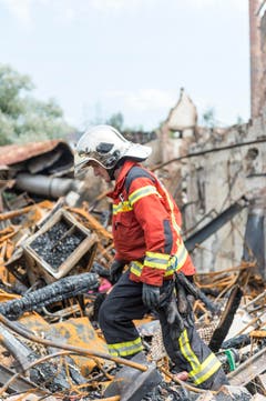 Raduner-Brand: Rundgang mit Brandermittler André Kieser (Bild: Hanspeter Schiess)