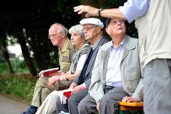 Besucher an der Marschstrecke. (Bild: Hanspeter Schiess)