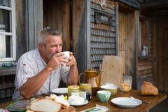 Brot, Milch und Käse: Frühstück auf der Alp. (Bild: Urs Bucher)