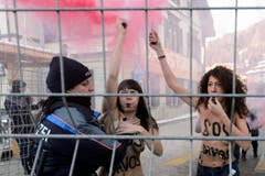 Die Ukrainerinnen hatten auch Rauchfackeln dabei, um gegen die Ungerechtigkeiten dieser Welt zu protestieren. (Bild: Keystone)