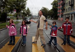 Auch für die Sicherheit von Schulkindern im Strassenverkehr hat sich DJ Bobo schon engagiert - in einer Pose, die insbesondere Beatles-Liebhabern durchaus bekannt vorkommen dürfte. (Bild: Keystone)