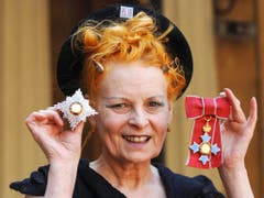 Vivienne Westwood präsentiert die Orden, welche ihr die Queen verliehen hat. (Bild: Keystone)