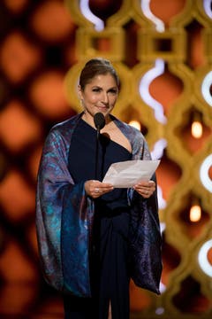 Anousheh Ansari nahm den Oscar für «The Salesman» entgegen, den Besten fremdsprachigen Film. Der Schweizer Animationsfilm «Ma vie de courgette» ging leer aus. (Bild: Aaron Poole/Keystone)