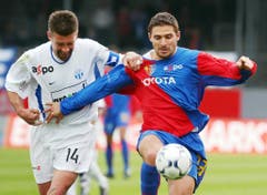 Ein Bild aus Urs Fischers Aktivzeit: Im April 2003 versucht er Basels Julio Hernan Rossi zurückzuhalten. (Bild: Keystone)