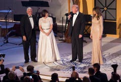 Die Trumps mit Vize-Präsident Mike Pence und seiner Frau Karen vor dem Candlelight Dinner. (Bild: Keystone)
