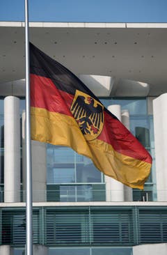 Die deutsche Flagge vor dem Kanzleramt in Berlin weht auf Halbmast. (Bild: Keystone)