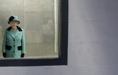 Queen Elizabeth II. während eines Besuchs der Coca Cola Fabrik in Nordirland. (Bild: Keystone)