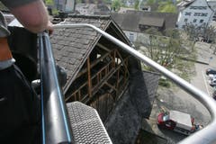 DAniel Eggenberger (graues T Shirt) und Ernst Schneider (blaues T Shirt) von der Feuerwehr Amriswil, arbeiten auf 12 Meter Höhe mitten in Amriswil. Sie demontieren die Blitzableiter der Festhütte, die begehrte Souvenirs sind. Man müssen sie schon fast bewachen, meint Ernst Schneider. Susann Basler © TZ 3. MAi 2006