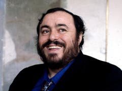 Anders verhielt es sich beim 2007 verstorbenen Tenor Luciano Pavarotti. Blumen in der Garderobe sowie rund um die Bühne waren untersagt. Auch Zigarettenrauch, jegliche Art von Lärm sowie "deutliche Gerüche rund um den Künstler" tolerierte der Italiener nicht. (Bild: Keystone)