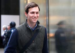 Jared Kushner (36): Chefberater. Der Ehemann der Trump-Tochter Ivanka ist wie sein Schwiegervater ein reicher Immobilienunternehmer. Er hatte entscheidenden Anteil an Trumps Wahlsieg, indem er die Kampagne in den sozialen Netzwerken organisierte. Obwohl aussenpolitisch völlig unerfahren, soll er sich um Themen wie die Handelsverträge und den Nahen Osten kümmern. (Bild: Keystone)