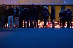 Kerzen vor dem Koseph-König-Gymnasium in Haltern am See: Die Schüler gedenken den verstorbenen 16 Schülern und den zwei Lehrerinnen. (Bild: Keystone)