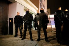 Polizisten bewachten die Redaktion von Charlie Hebdo, während im Innern die Spurensicherung arbeitet. (Bild: Keystone)