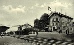 Bahnhofplatz um 1930. Das Hotel Bahnhof gleich der Haltestelle gegenüber. (Bild: Archiv Martin Sax)