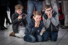 Drei kleine Buben zeigen sich durchaus interessiert am Geschehen. (Bild: Benjamin Manser)