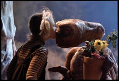 Ein rührender Kuss. Der Ausserirdische E.T. kehrt zurück zu seinem Heimatplaneten und Klein-Gertie (Drew Barrymore) gibt dem unbekannten Wesen aus dem All einen Abschiedskuss. (1982) (Bild: Keystone)