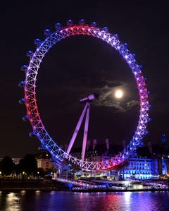 Das London Eye erstrahlt in den Nationalfarben. (Bild: Keystone)