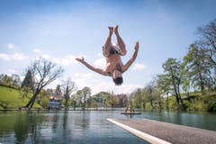 Sprung ins kühle Nass, aufgenommen beim Mannenweiher in St.Gallen. (Bild: Urs Bucher (Urs Bucher))