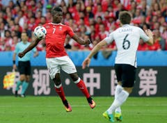 Breel Embolo agiert von Anfang an als Schweizer Sturmspitze. (Bild: Mohamed Messara / Keystone)