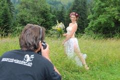 Die 21-jährige Zürcherin Lara ist Landwirtin EFZ und in der Ausbildung zur Kindergärtnerin. (Bild: www.bauernkalender.ch)