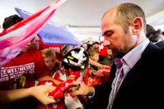 Goalie Martin Gerber kommt mit dem Schreiben fast nicht nach. (Bild: Keystone)