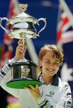 Martina Hingis gewinnt im Januar 1997 das Australian Open in Melbourne und damit ihr erstes Grand Slam Turnier. Wenig später wird sie die jüngste Nummer 1 der Tennis-Weltrangliste. (Bild: Keystone)