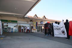 Die vermummten Linksextremen bei der Tankstelle, an der Anhänger der EA zum Austragungsort des Europafests «geschleust» werden. (Bild: mak)