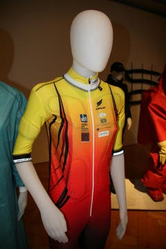 Reizstrombody, Polyester, gewirkt und gestrickt, Metall, gestickt: Ursprünglich für medizinische Zwecke entwickelt, kommt er heute auch im Wellness- und Fitnessbereich zum Einsatz. (Quelle: Textilmuseum) (Bild: Johannes Wey)