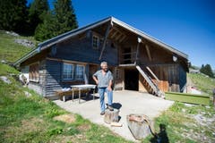 Roland Bischof vor seiner Alphütte. (Bild: Urs Bucher)