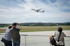 Interessiert beobachten die Besucher auf der Terrasse die An- und Abflüge. (Bild: Ralph Ribi)